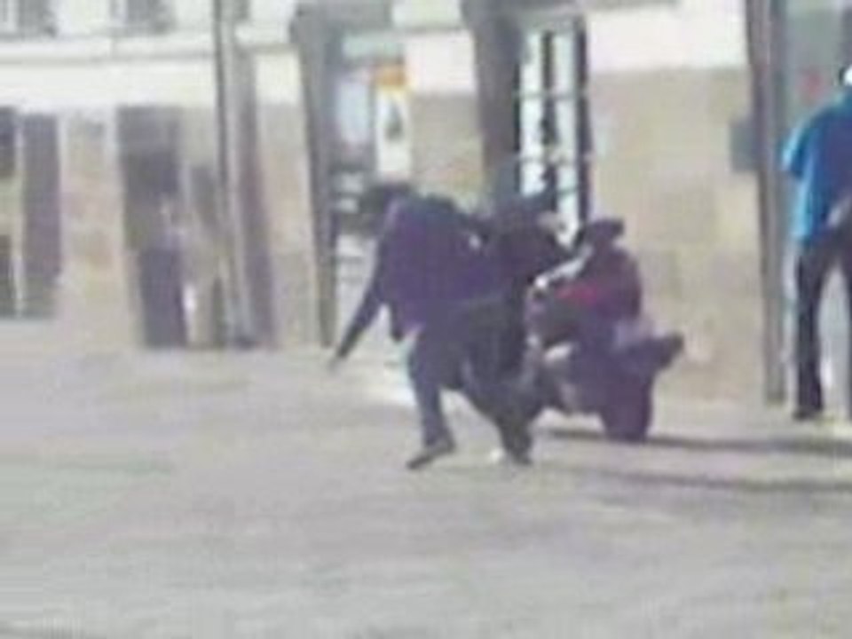 Petite Claire, Manu et Pô jouent à la baballe