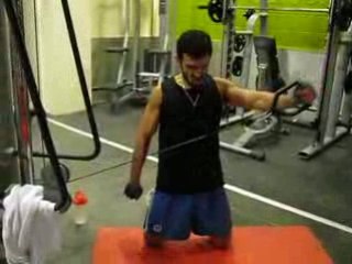 elevation laterale a la poulie a genoux