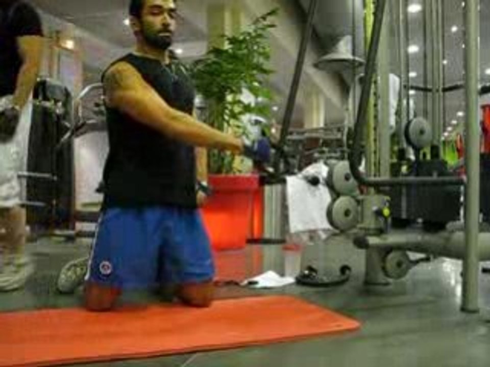 elevation laterale a la poulie a genoux 2eme