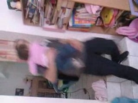 ma puce joue avec son papa