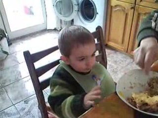 Ники обядва в Бургас със леля и баба