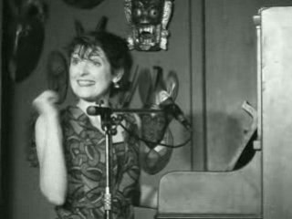 Chloé LACAN dédramatise au moment d'affronter un piano