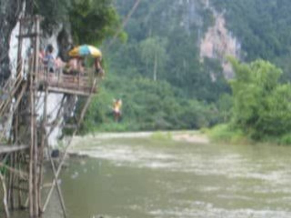 Vang Vien - Chris auf der Flußschaukel ;-) ´07