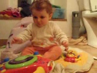 cloé dans la salle de jeux