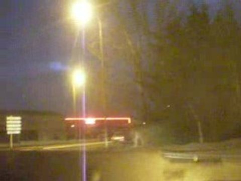 Riom-Le-Beau: Traversée d'un rond-point de nuit