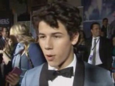 Jonas Brothers get fans screaming on red carpet in LA