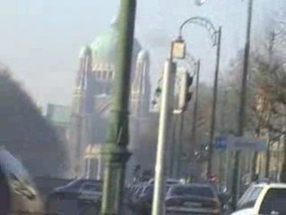 le bec ou canestre 30 12 08  bruxelles tete en l'air le mac