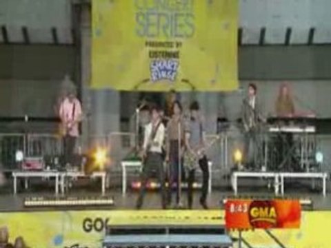 Jonas Brothers - Pushin Me Away - Live Good Morning America