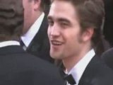 Robert Pattinson Dazzling Fans on the Oscars Red Carpet