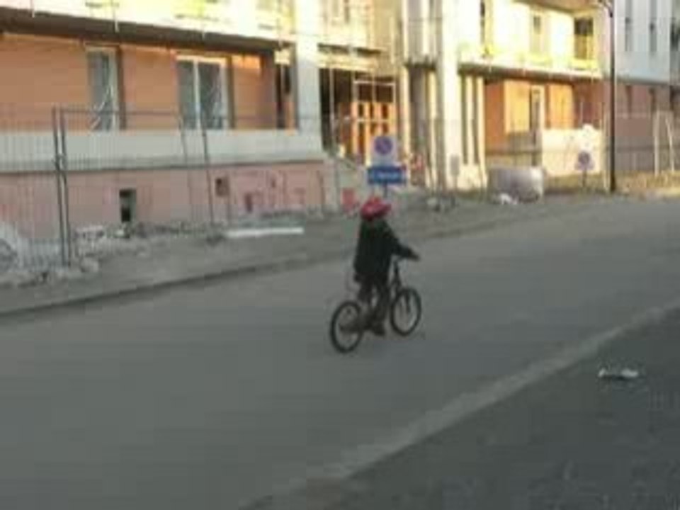 Raphaël fait du vélo!!!