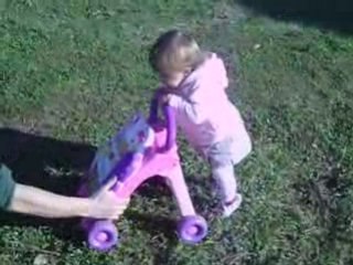 emma se promène dans le jardin, cascade bébé!!
