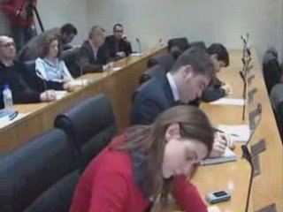 Aparecen carteles que llaman "fascista" al hombre que atacó