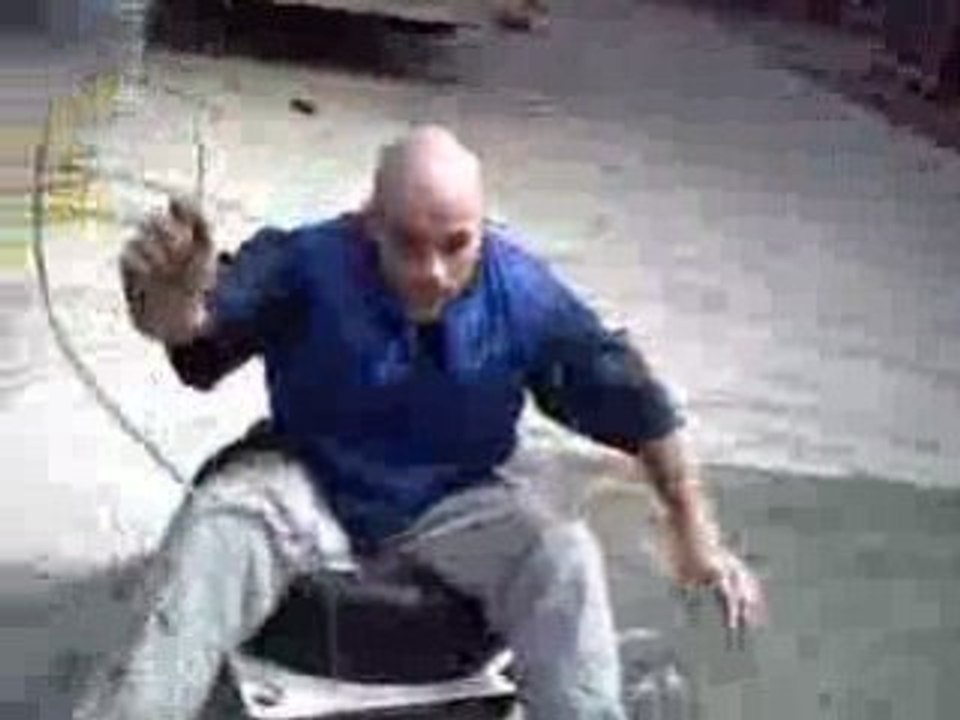 Damien sur le chariot tirer par un transpalette mdr