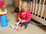 Lucile veut enfiler ses chaussettes !!