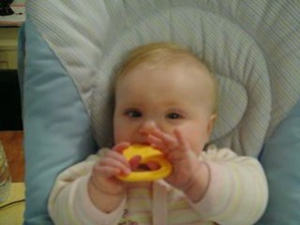 Manon qui mange son anneau dentaire a la vanille