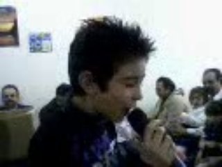 niño cantando una alabanza