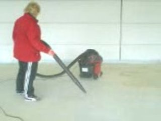 maman fait mumuse avec l'aspi