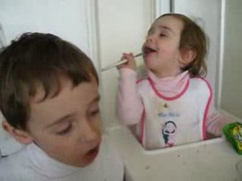 Clara mange un pompot