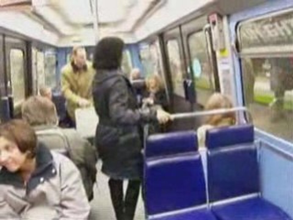 Paris / Mazout N°3 .  Subway news . Capsula Popo.