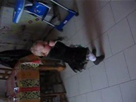 lola : regarder! je marche bien maintenant!