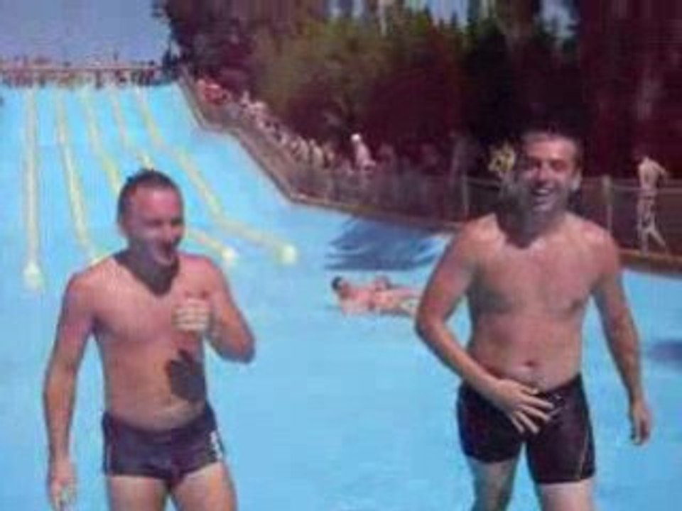 Aqualand micka et vivi sur les genoux