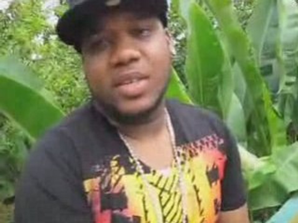 Charly revient dans son pays après 10 ans.