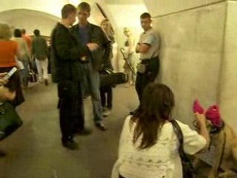 Собака просит милостыню в метро... Жесть!