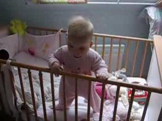 Jade .. debout, dans son lit !