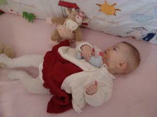 Clémentine joue avec son chat