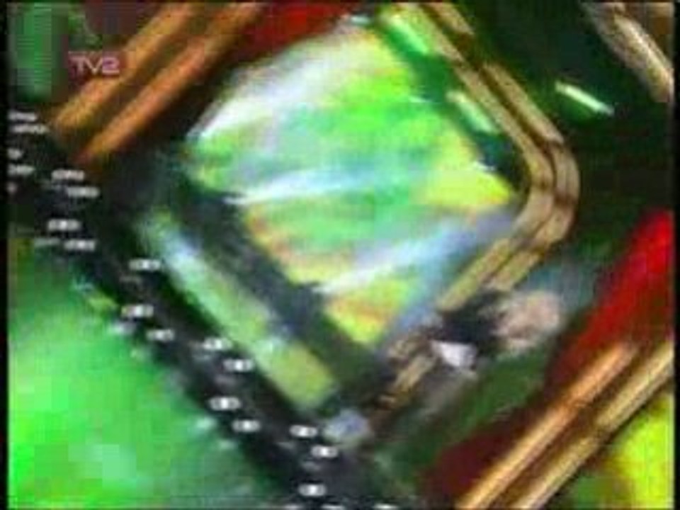 Емилия - Изнервяш Ме - На Живо В Шоуто На Азис