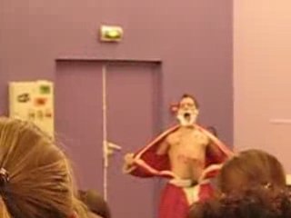 Descente torse nu en vélo dans l'amphi