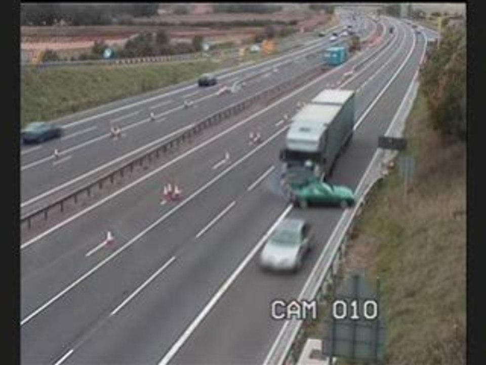 Un camion double une voiture