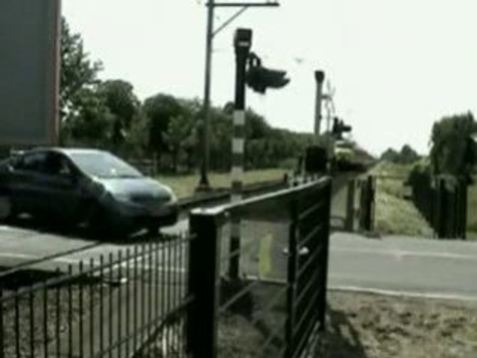 Voiture au passage à niveau