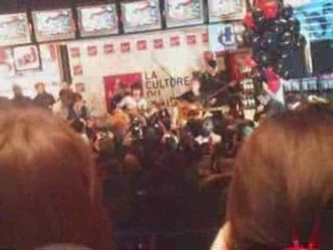 Superbus 13.02.09 (Showcase) - Addictions [1/2]