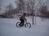 Belle chute à vélo sur la neige