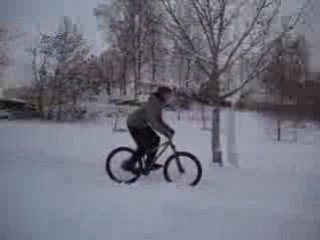 Belle chute à vélo sur la neige