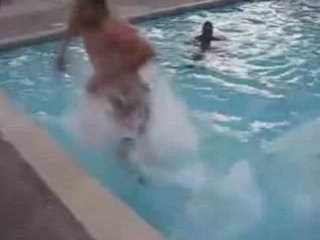 Sortir d'une piscine sans les mains