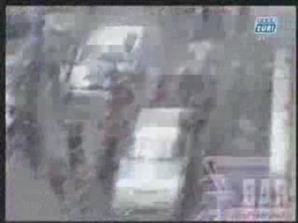 Une voiture fonce dans une foule