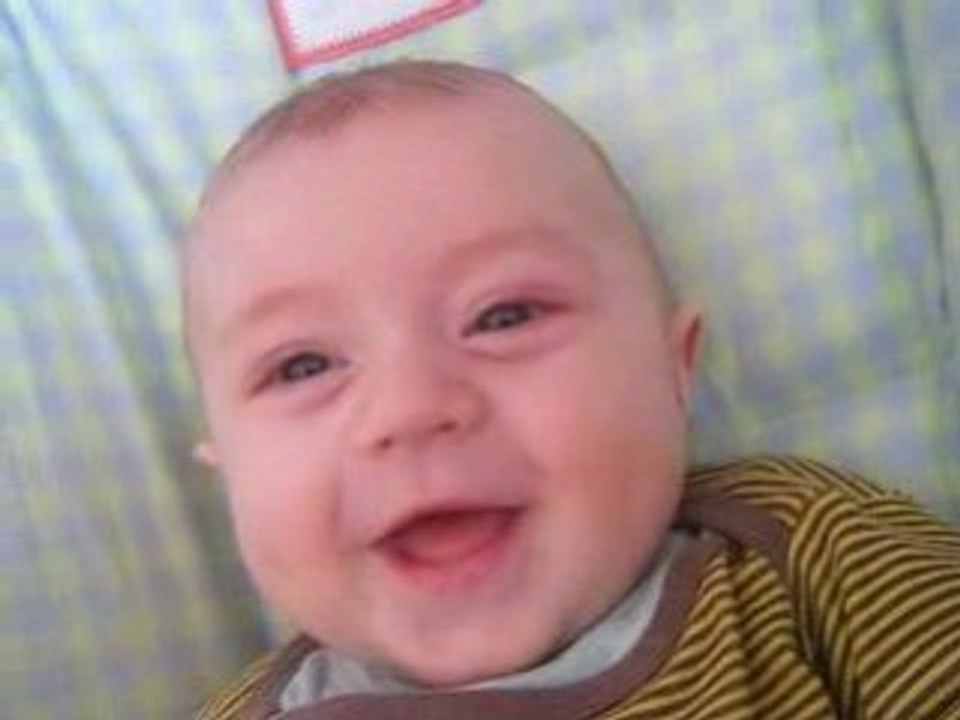 nathan 3mois et demi rigole toujours !