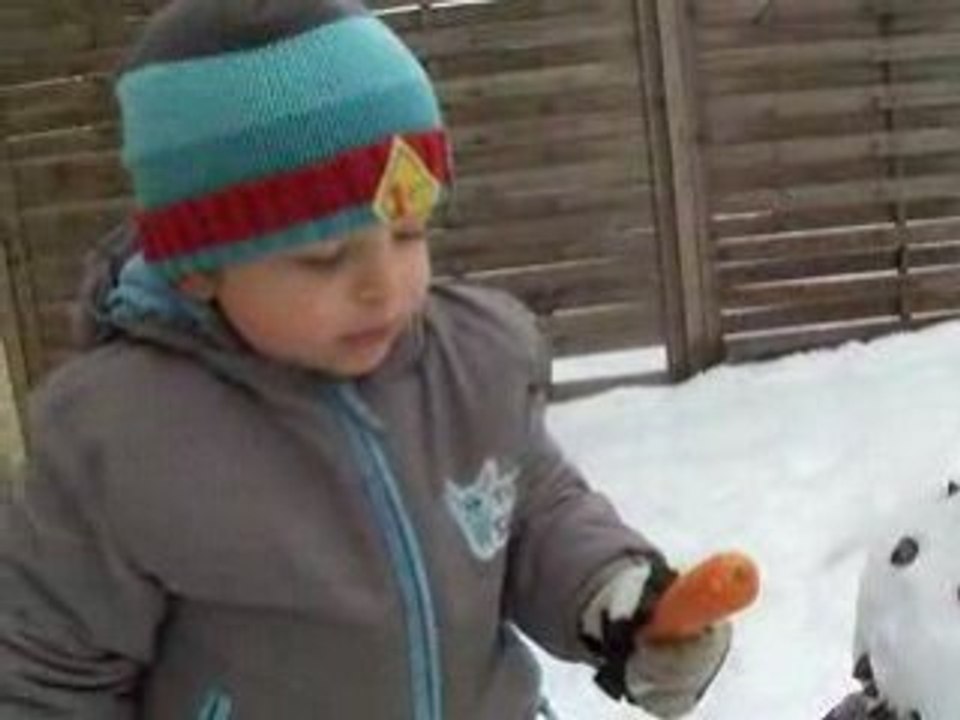 bonhomme de neige avec papa 18 janv 09