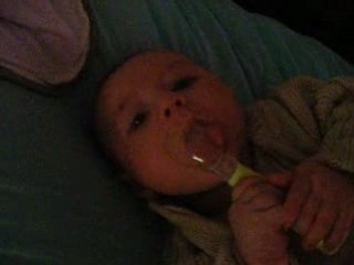 Nathan 3mois et demi esssaye de manger tout seul !