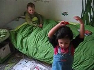 Romain et Lily dans le lit.