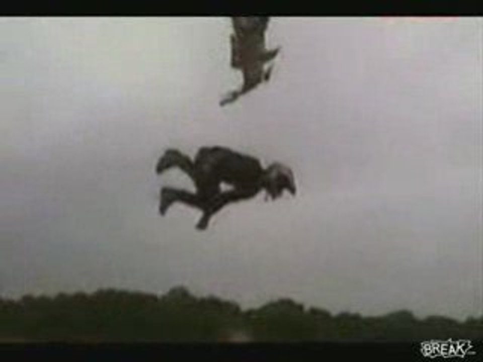 Crash moto: Backflip raté en motocross