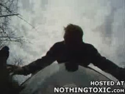 Crash moto: Un wheeling qui finit mal