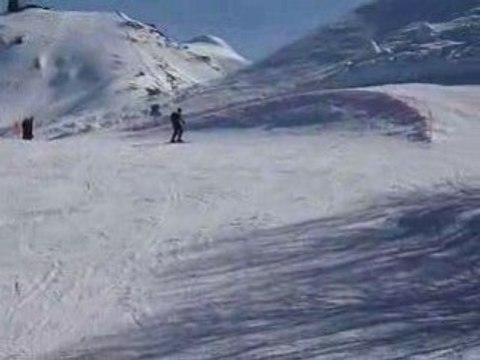Chute à ski après bosse