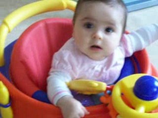 Shana avec son trotteur!!!