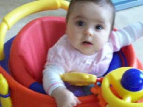 Shana avec son trotteur!!!