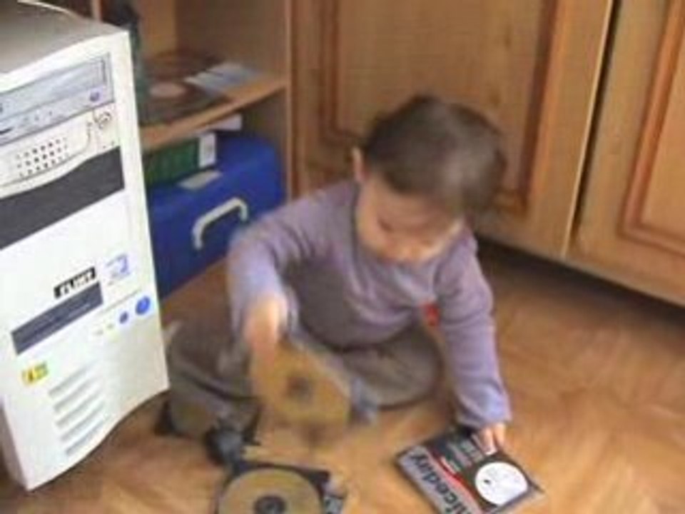 Tenaya joue avec les CD !