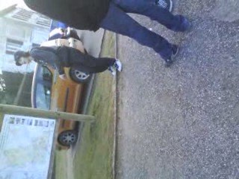 Florimond qui joue au foot avec un briquet ♥.