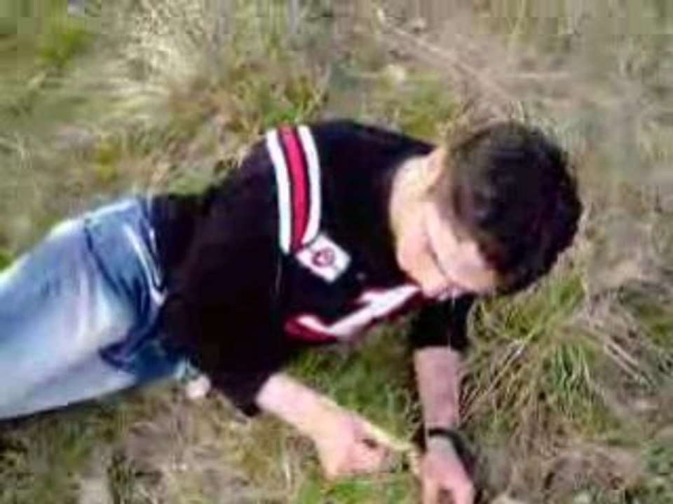 Régis lance un bâton